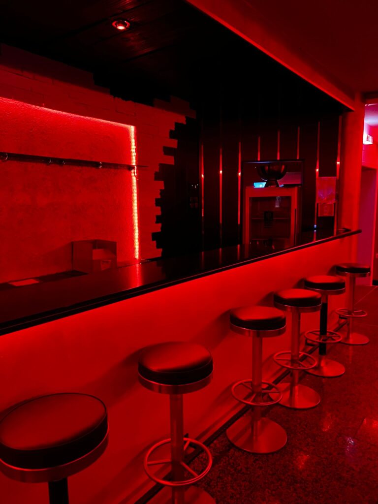 Bordell Bar_in_Augsburg_Red_Roses_1