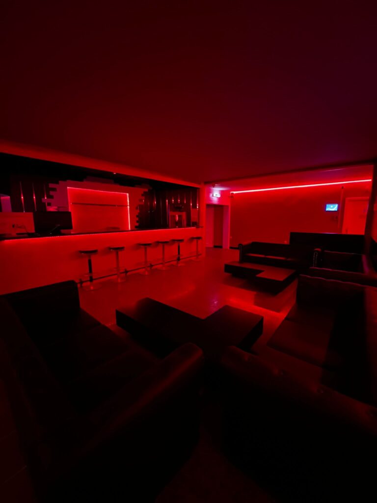 Bordell Bar_in_Augsburg_Red_Roses_2